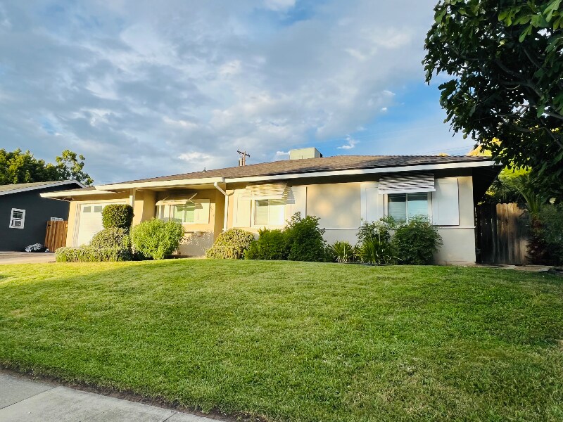 6704 Larchmont Dr in North Highlands, CA - Building Photo