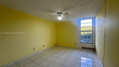 8821 W Flagler St, Unit 404 in Miami, FL - Foto de edificio - Building Photo