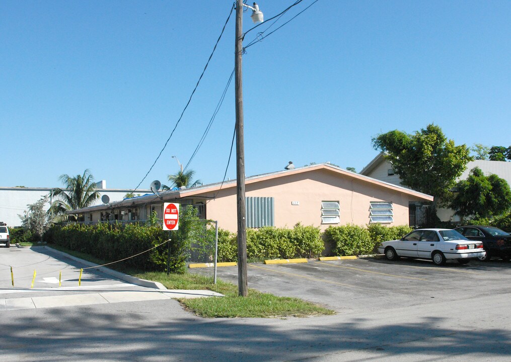 112 SW 1st St in Hallandale Beach, FL - Foto de edificio