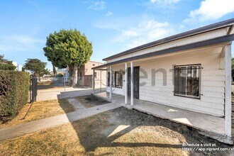 910 E 90th St in Los Angeles, CA - Building Photo - Building Photo