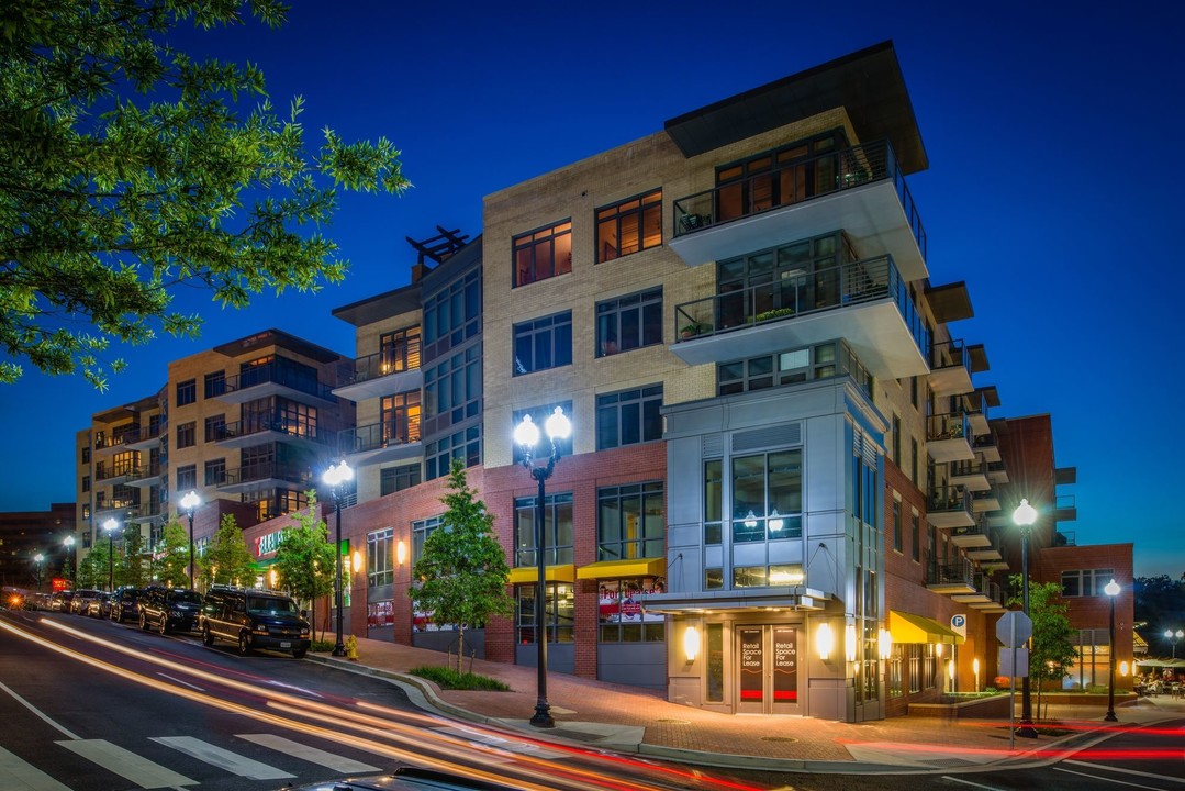 2001 Clarendon Blvd in Arlington, VA - Foto de edificio