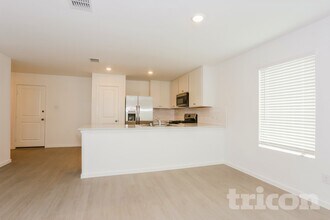 1348 Amapola Dr in Haslet, TX - Foto de edificio - Building Photo