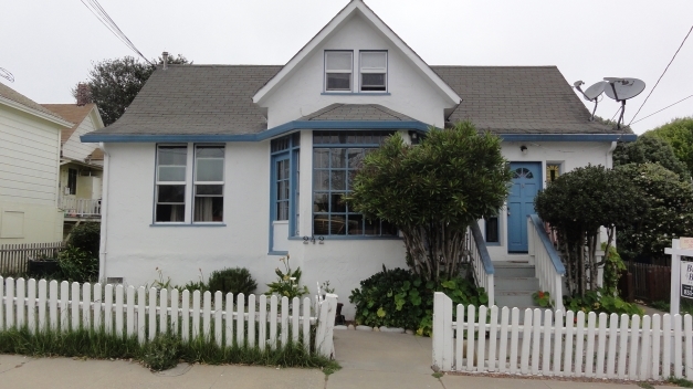 242 Lobos Ave in Pacific Grove, CA - Building Photo