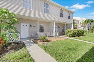 6085 Lakefront Dr in Ft. Myers, FL - Building Photo