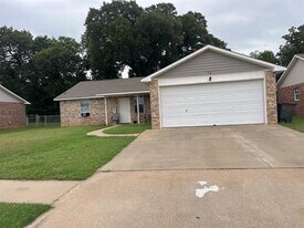 208 Bobbie Ann Ct in Granbury, TX - Building Photo