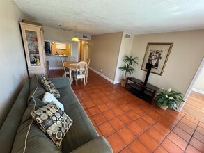 15710 E Waterside Cir, Unit 101 in Sunrise, FL - Building Photo - Building Photo