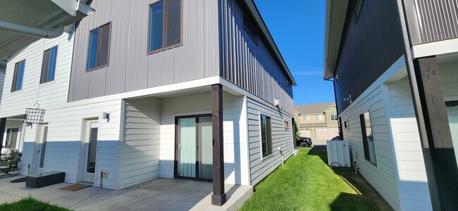 1002 Rosa Way in Bozeman, MT - Building Photo - Building Photo