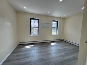 261 Manhattan Ave in Brooklyn, NY - Building Photo - Building Photo