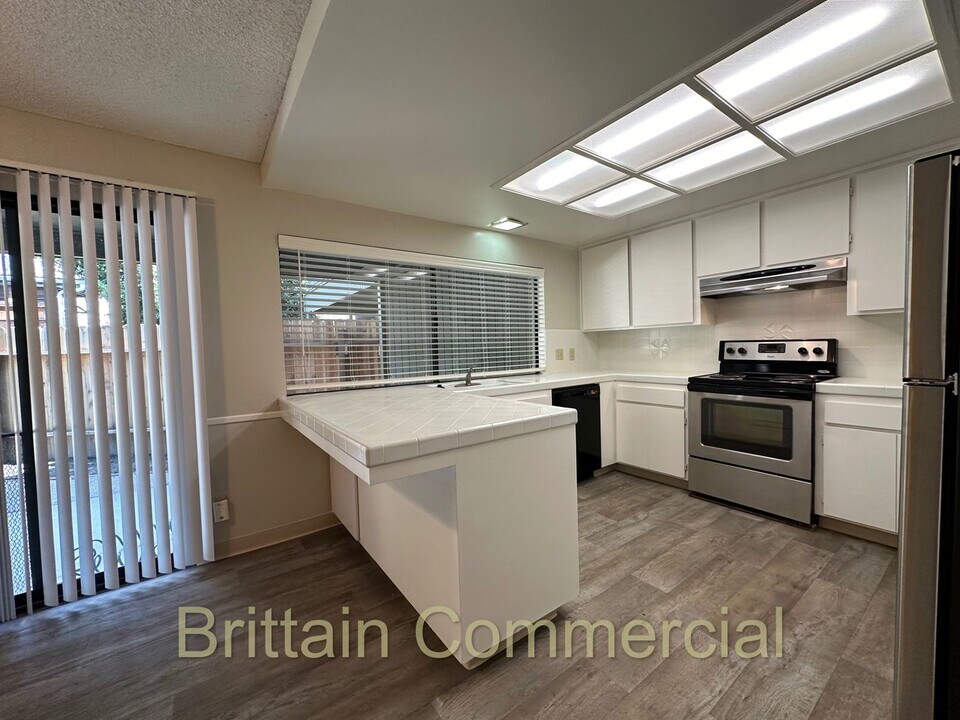 6531 Lake Park Dr in Sacramento, CA - Building Photo