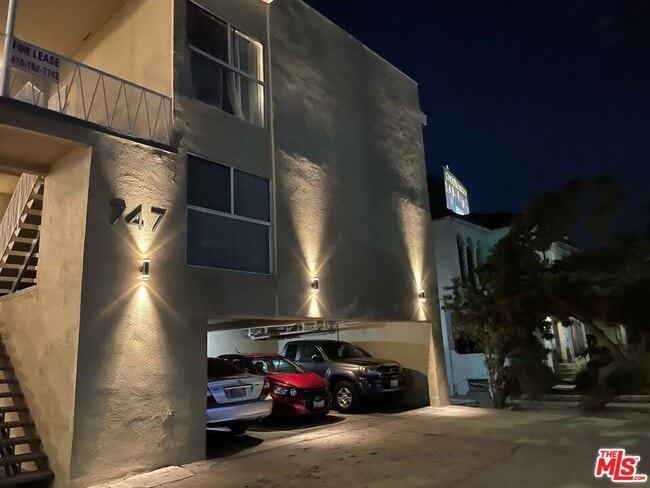 747 S Curson Ave in Los Angeles, CA - Foto de edificio - Building Photo