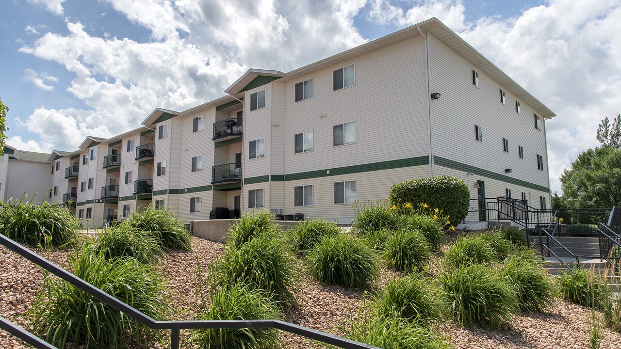 The Legacy Apartments in Grand Forks, ND - Building Photo