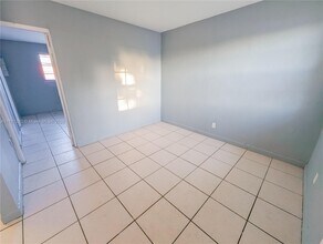 1736 NW 19th St in Miami, FL - Building Photo - Building Photo