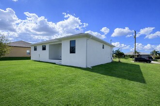 211 NW 25th Ave in Cape Coral, FL - Building Photo - Building Photo
