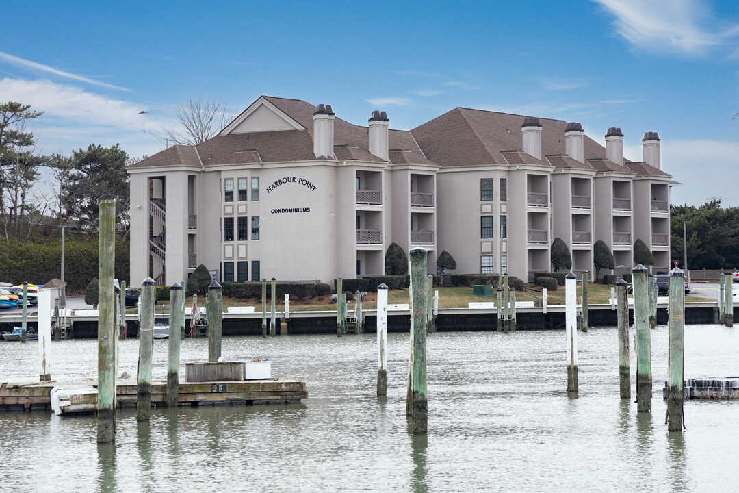 Harbour Point Condominiums in Virginia Beach, VA - Building Photo