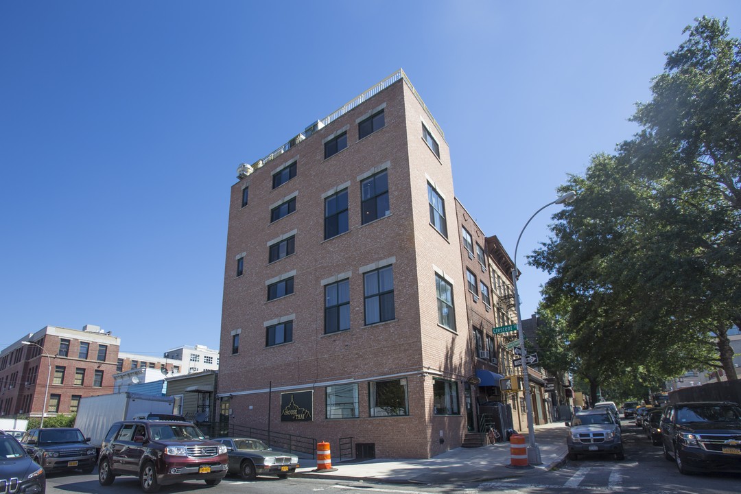 3945-3949 Crescent St in Long Island City, NY - Building Photo