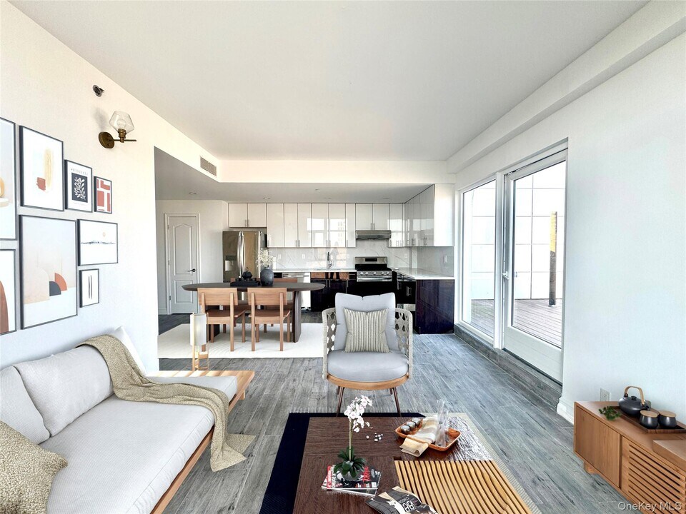 65-18 Austin St in Queens, NY - Building Photo