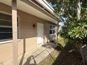 5647 Seventh Ave-Unit -B in Ft. Myers, FL - Building Photo - Building Photo