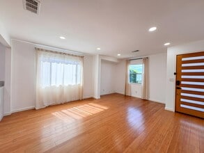 958 Camulos St in Los Angeles, CA - Foto de edificio - Building Photo