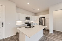 487 Interlocken Blvd, Unit #403 in Broomfield, CO - Foto de edificio - Building Photo