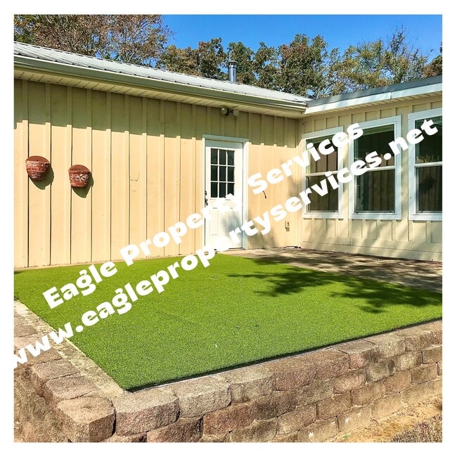 1185 Mt Vernon Rd in Tunnel Hill, GA - Foto de edificio - Building Photo