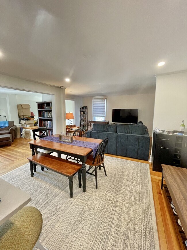 41 Freeborn St in Newport, RI - Building Photo - Building Photo