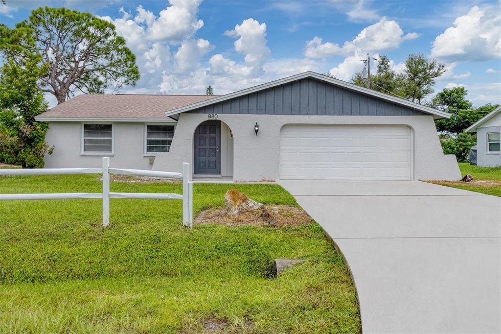 880 Queen Rd in Venice, FL - Building Photo