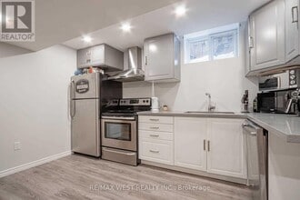 70 Breeze Dr in Bradford West Gwillimbury, ON - Building Photo - Building Photo