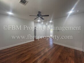 1203 N Clay St in Ennis, TX - Foto de edificio - Building Photo