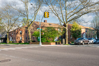 171-10 Crocheron Ave in Flushing, NY - Foto de edificio - Building Photo