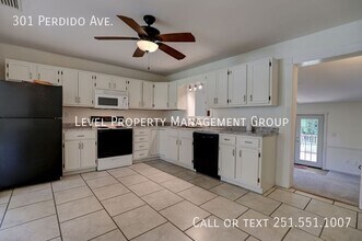 301 Perdido Ave in Fairhope, AL - Foto de edificio - Building Photo