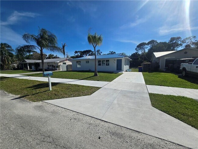 5968 SE Avalon Dr in Stuart, FL - Building Photo - Building Photo