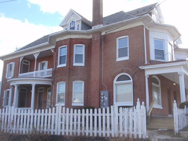 29 N Franklin St, Unit 3rdfl in Fleetwood, PA - Foto de edificio - Building Photo