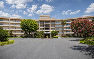 3900 Oaks Clubhouse Dr, Unit King unit rarely available, BIG! in Pompano Beach, FL - Building Photo