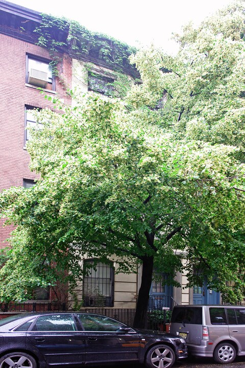 207 W 22nd St in New York, NY - Building Photo