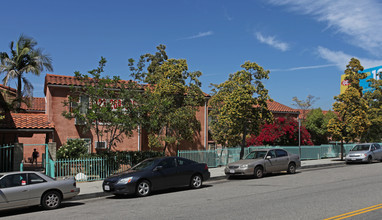 Las Flores Apartments in Los Angeles, CA - Foto de edificio - Building Photo