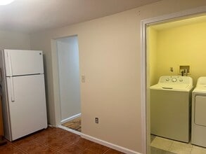 134 S Broadway, Unit B in South Amboy, NJ - Foto de edificio - Building Photo