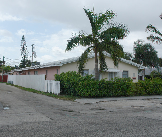 Hollywood Host Apartments in Hollywood, FL - Building Photo - Building Photo