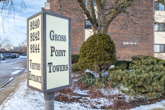 9240 Gross Point Rd in Skokie, IL - Building Photo - Building Photo