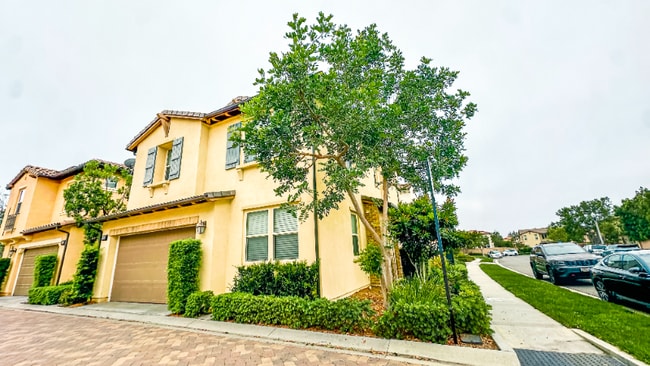 24 Clover in Lake Forest, CA - Building Photo - Building Photo