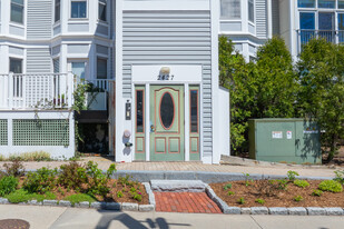 2427 Massachusetts Ave in Cambridge, MA - Foto de edificio - Building Photo