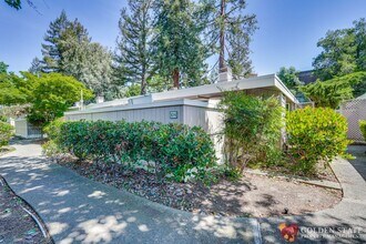 500 W Middlefield Rd in Mountain View, CA - Building Photo - Building Photo