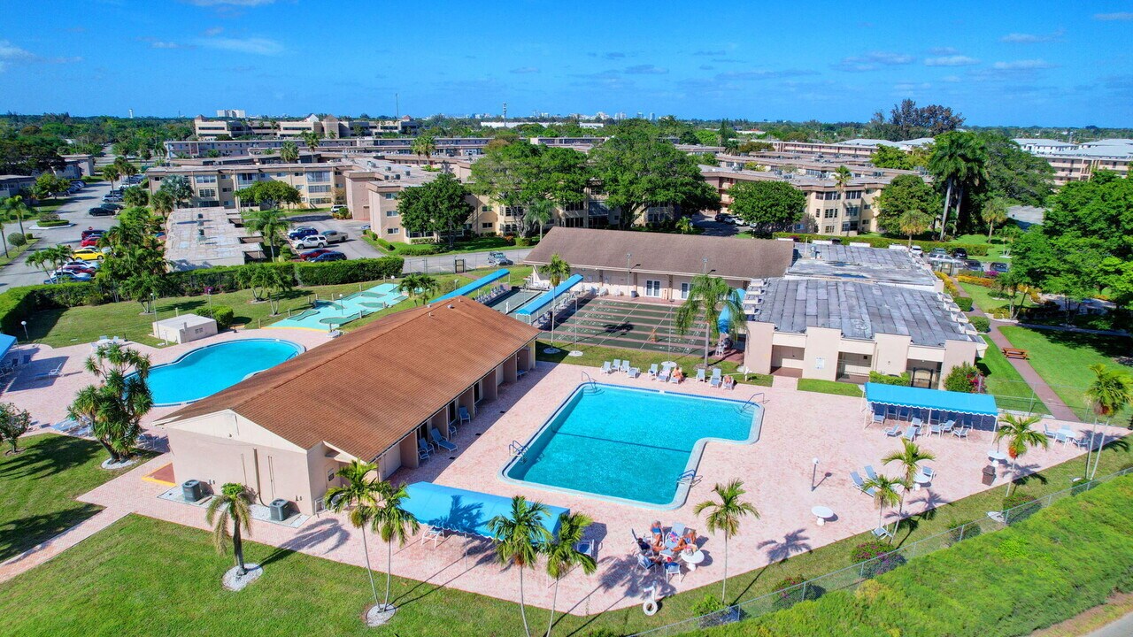705 Lori Dr in Palm Springs, FL - Building Photo