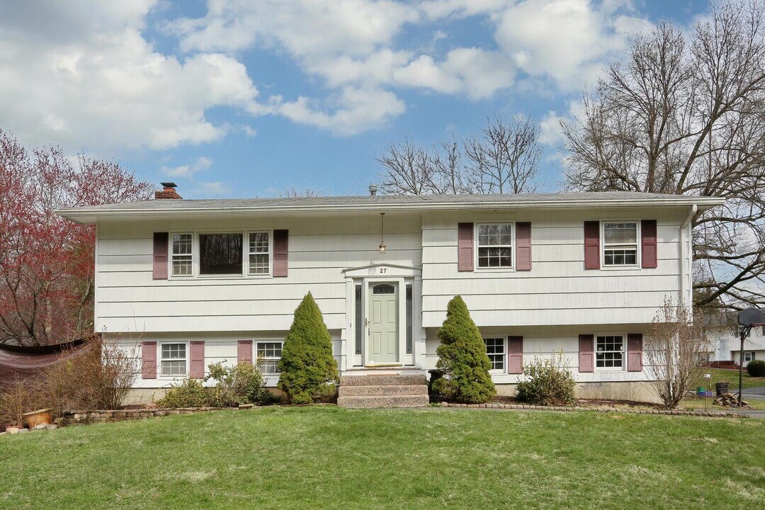 27 Great Oaks Dr in New City, NY - Building Photo
