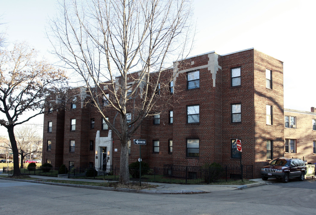 Concord Manor Apartments in Washington, DC - Building Photo