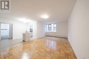 77 Erskine Ave in Toronto, ON - Building Photo