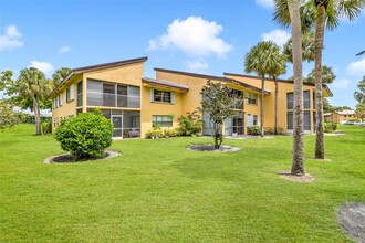 8725 Azalea Ct-Unit -204 in Tamarac, FL - Foto de edificio - Building Photo