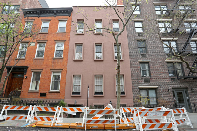 326 W 19th St in New York, NY - Building Photo - Building Photo