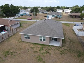 684 NW Tremont Ave in Port St. Lucie, FL - Foto de edificio - Building Photo