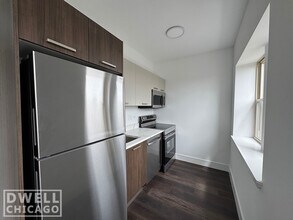1500 W Hollywood Ave, Unit Large Studio in Chicago, IL - Building Photo - Building Photo