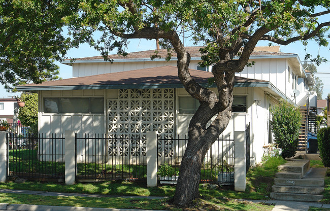 1776 Wallace Ave in Costa Mesa, CA - Foto de edificio - Building Photo